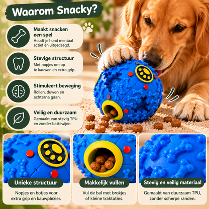 Golden retriever speelt met de blauwe Snacky snackbal die beweging stimuleert en brokjes vrijgeeft tijdens het rollen.